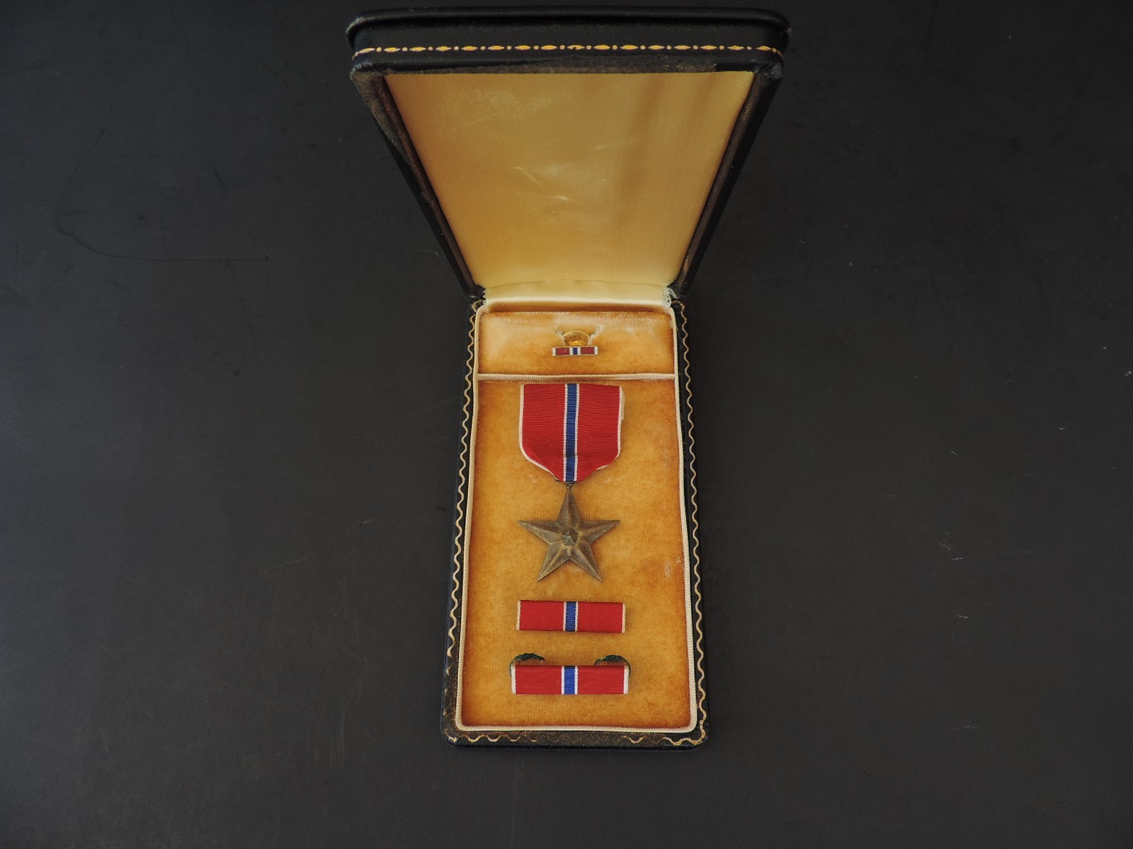 WW2 U.S. BRONZE STAR MEDAL IN CASE with RIBBONS