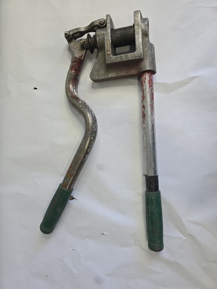 Greenlee 710 Metal Stud Punch Knockout Tool