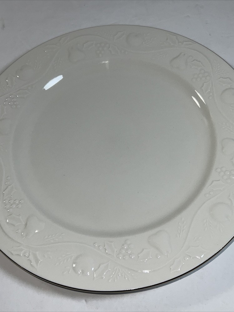 Libbey Embossed Holly Berry White Dinner Plates Tableware - 10.75" Y