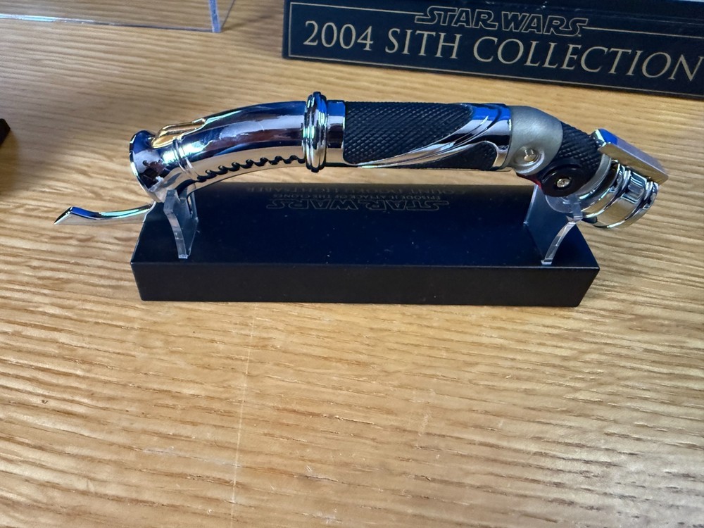 Master Replicas 2004 Sith Collection .45 Scaled Lightsaber Collection wit Case