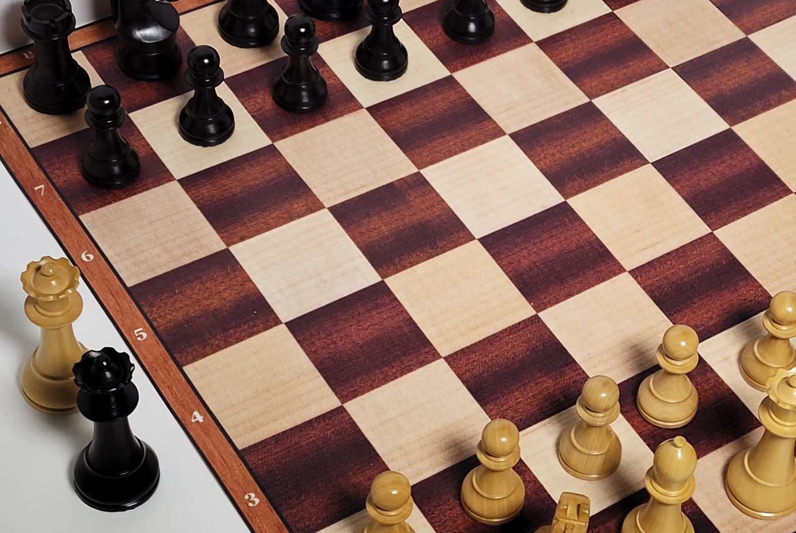 WORLD CHAMPIONSHIP STYLE CHESSMEN - 19 in. VINYL MAT - 4 QUEENS - K=3¾ in. (L07)