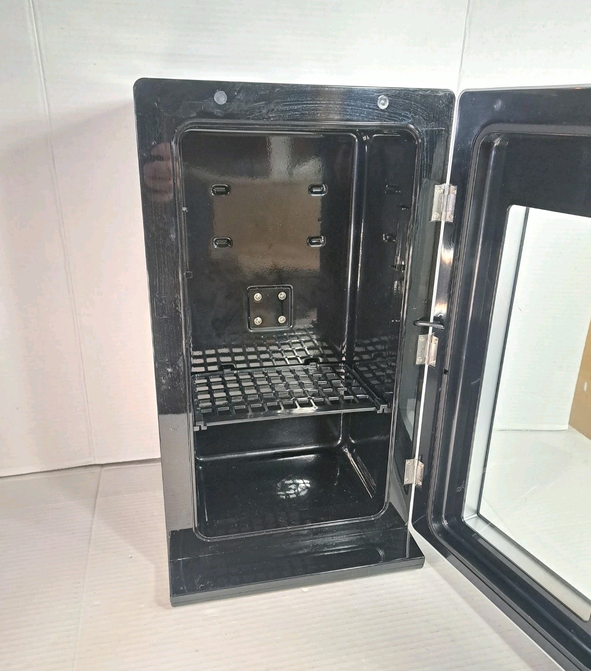 Frigidaire EFMIS567 Retro Beverage Fridge 18 Can Mini Cooler 4 Wine Bottle Works