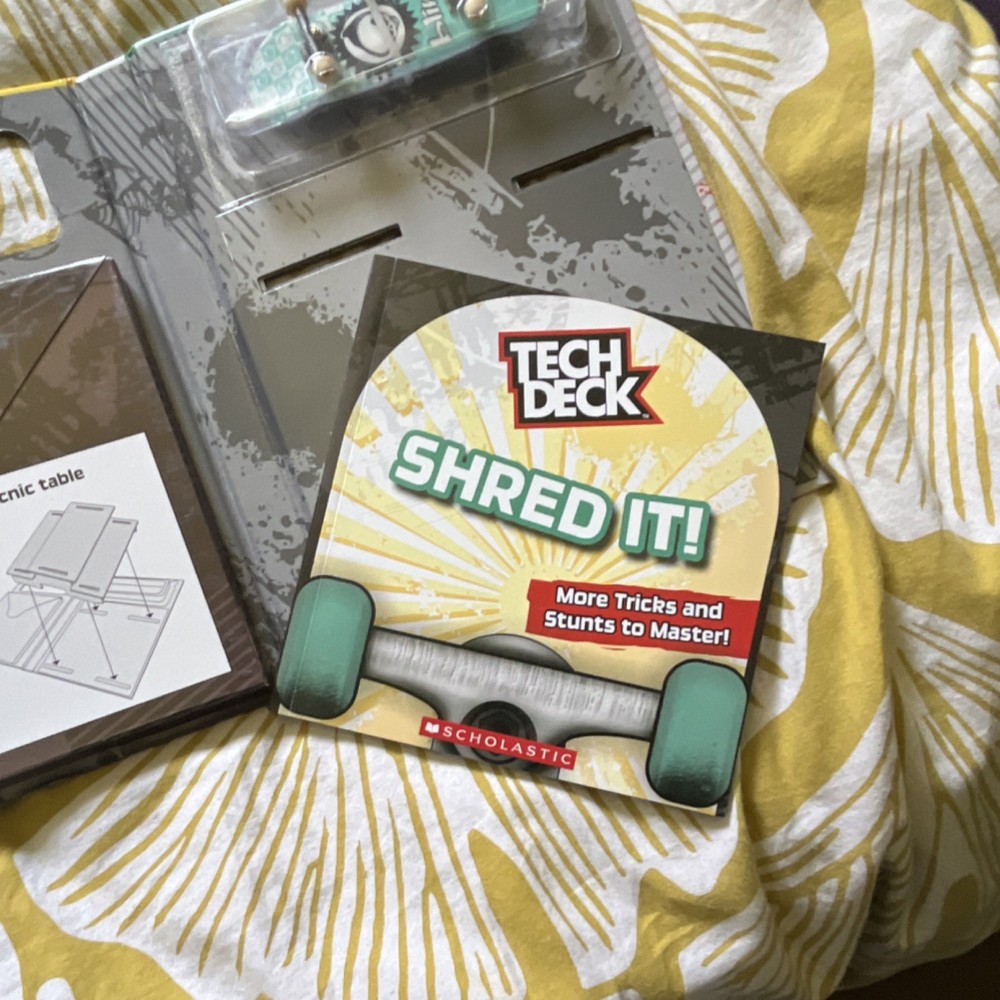 Tech Deck Shred It! Guidebook Exclusive Blind Fingerboard & Picnic Table Set