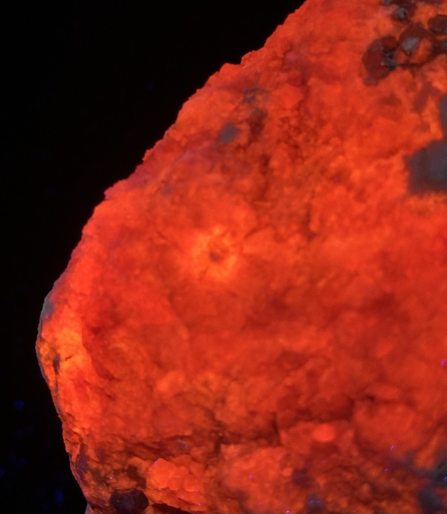 1342 Gr. Fluorescent Phosphorescent Sharp Tenebrescnet Hackmanite, Fluorapatite