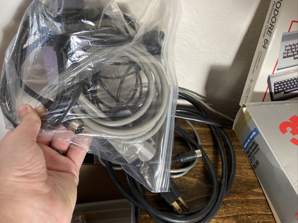 COMMODORE 64 COMPUTER PRINTER GAMES DISK DRIVE MANUALS CORDS SOFTWARE LOT READ