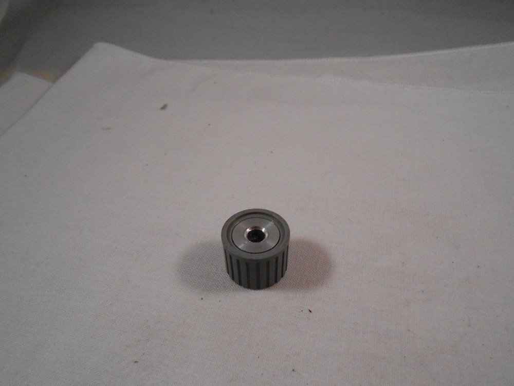 7CC5G2  GRAY KNOBS 2 PCS  SET SCREW NEW OLD STOCK