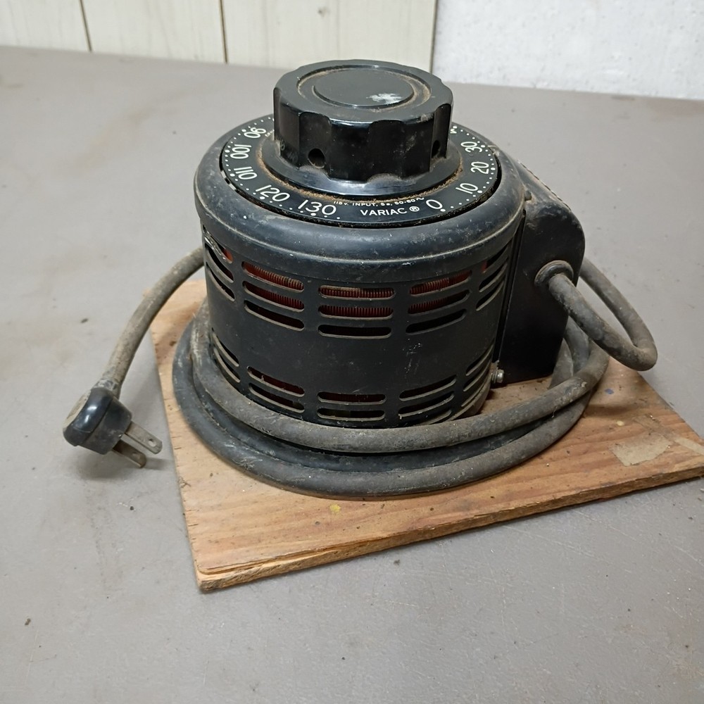VARIAC, INPUT: 115 VOLTS. VARIABLE AC TRANSFORMER TRANSFORM FROM 0 TO 130 VOLTS.