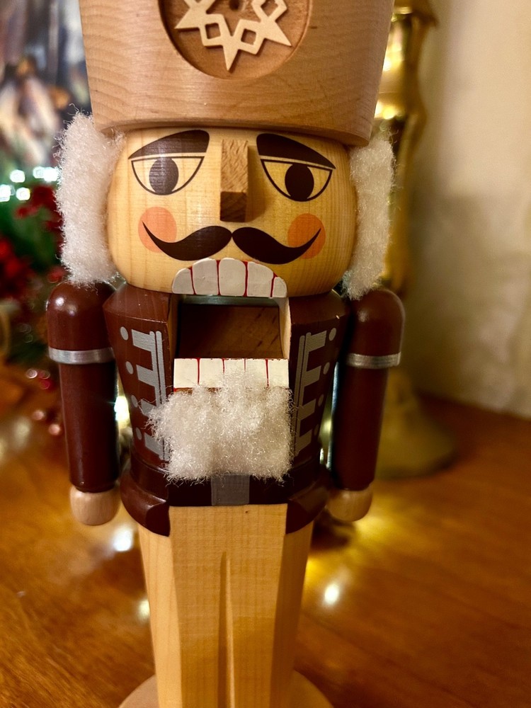 Authentic Erzgebirgische Volkskunst Nutcracker