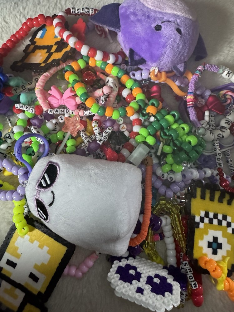 5 RANDOM KANDI BRACELETS + EXTRAS WITH EVERY ORDER