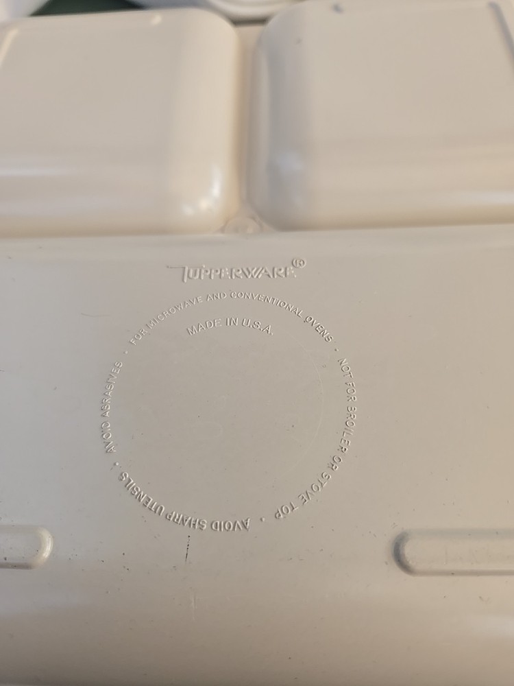 TUPPERWARE ULTRA 21 DIVIDED DISH 9"x9"
