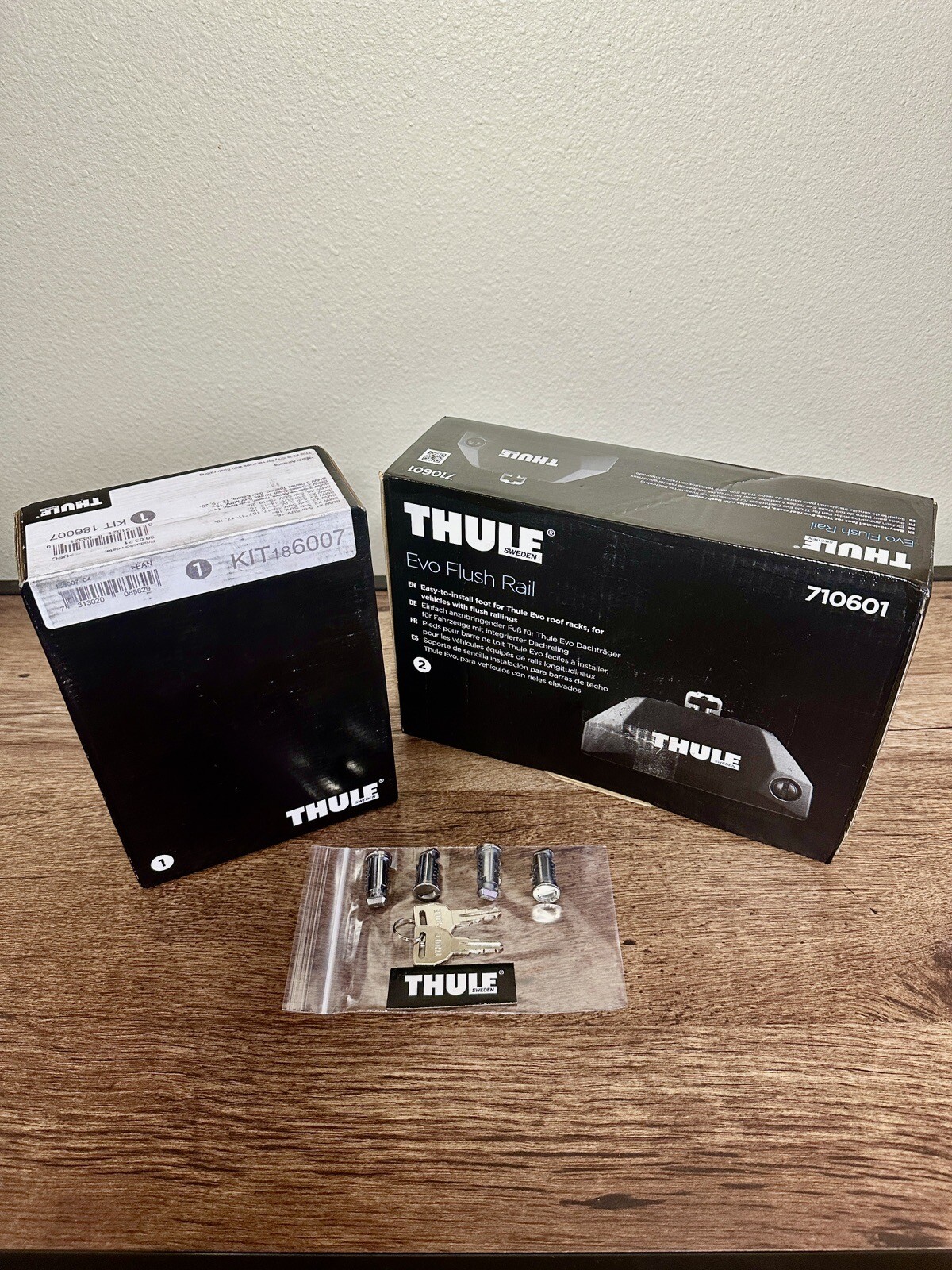 Thule BUNDLE: Evo Flush Rail Foot Pack + Thule Kit 186007 + Thule Lock/Key Set