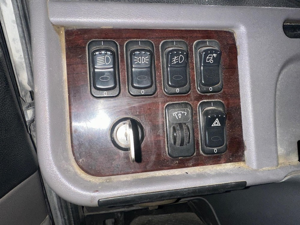 2006-2015 Peterbilt 386 IGNITION Dash Panel - Used