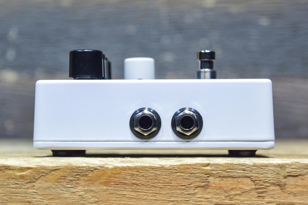 Electro-Harmonix SYNTH9 Synthesizer Machine 9-Preset Synth Emulator Effect Pedal