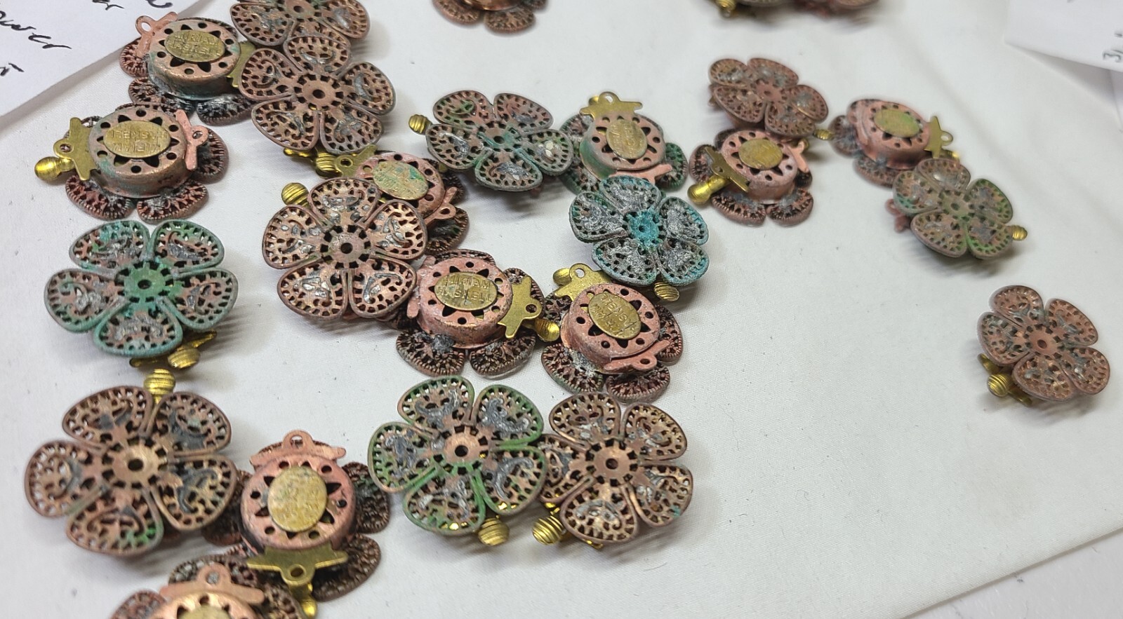 Lot 116 V BARGAIN Vtg 1 strand Signed Miriam Haskell Clasp Flower Unplated