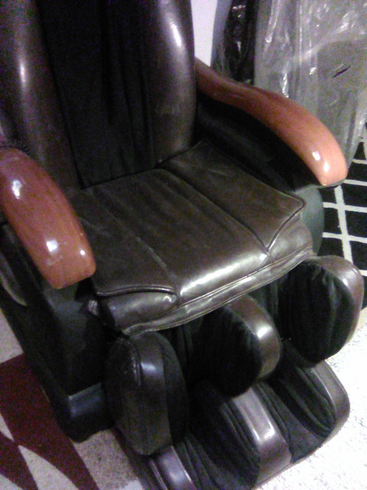 FUJIKURA 1000 MASSAGE CHAIR