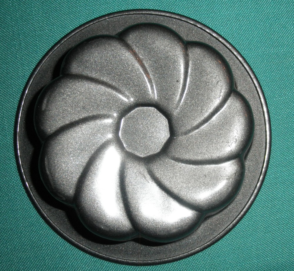 4 Small Flower Cake Pans- Excellent Condition