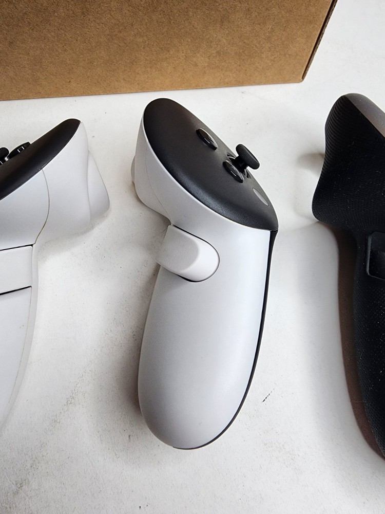 Meta Oculus Quest 3 VR Headset 128GB Headset W/ Controllers + Box