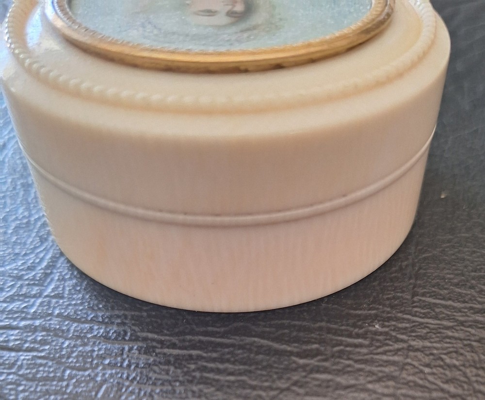 ANTIQUE 19TH CENTURY SNUFF BOX