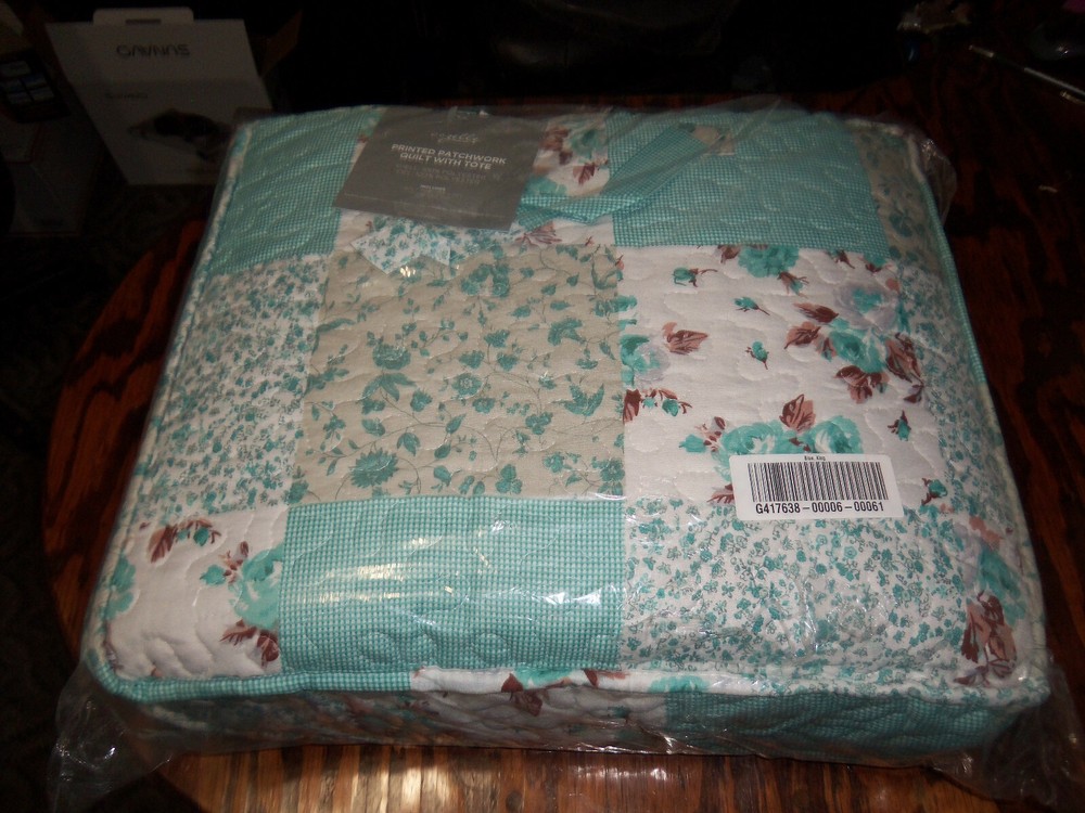 Cozelle Printed Patchwork Quilt with Tote - King