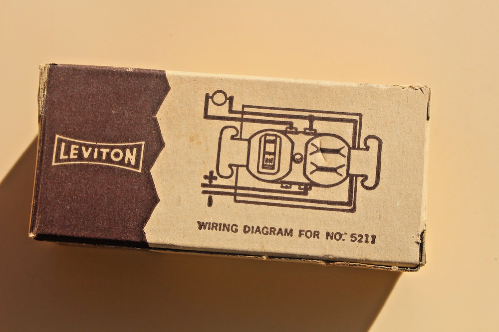 TOGGLE SWITCH & RECEPTACLE Combination BLACK Single Pole NEW Leviton 5211