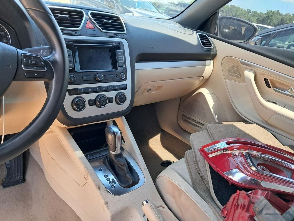 EOS       2016 Glove Box 4766611