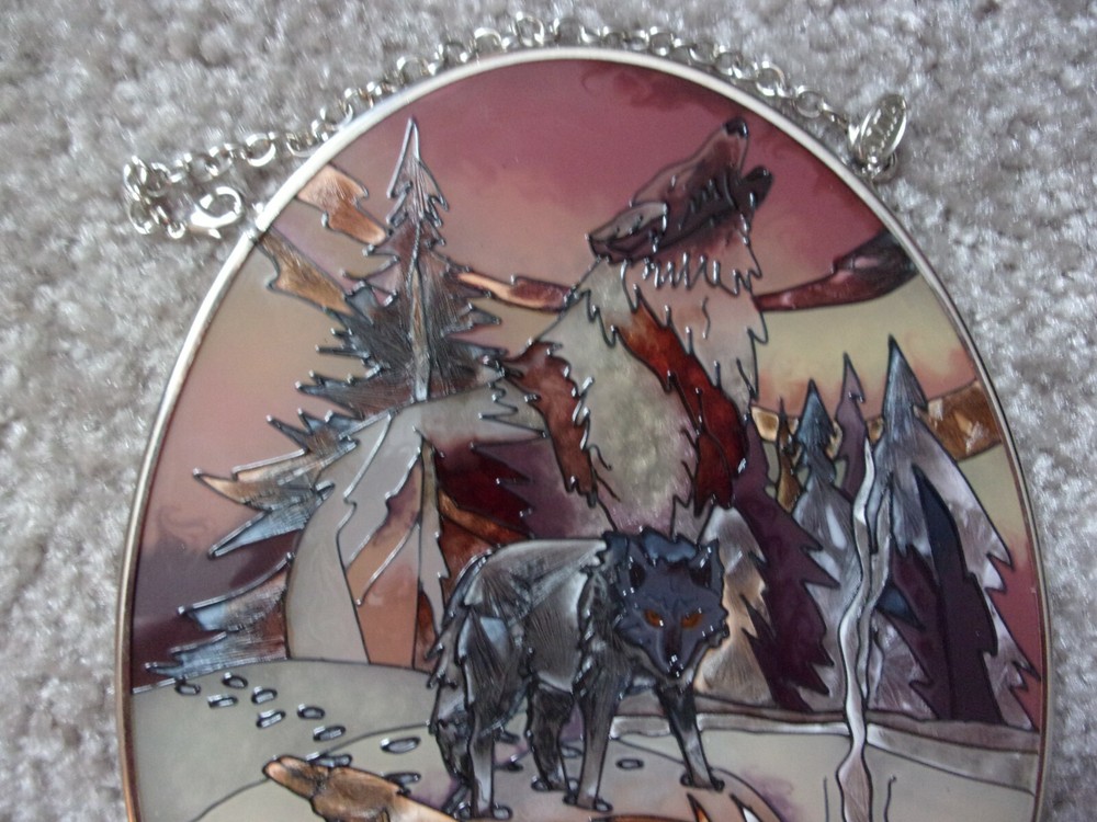 Handpainted Amia 7 Inch Oval Wolves Suncatcher