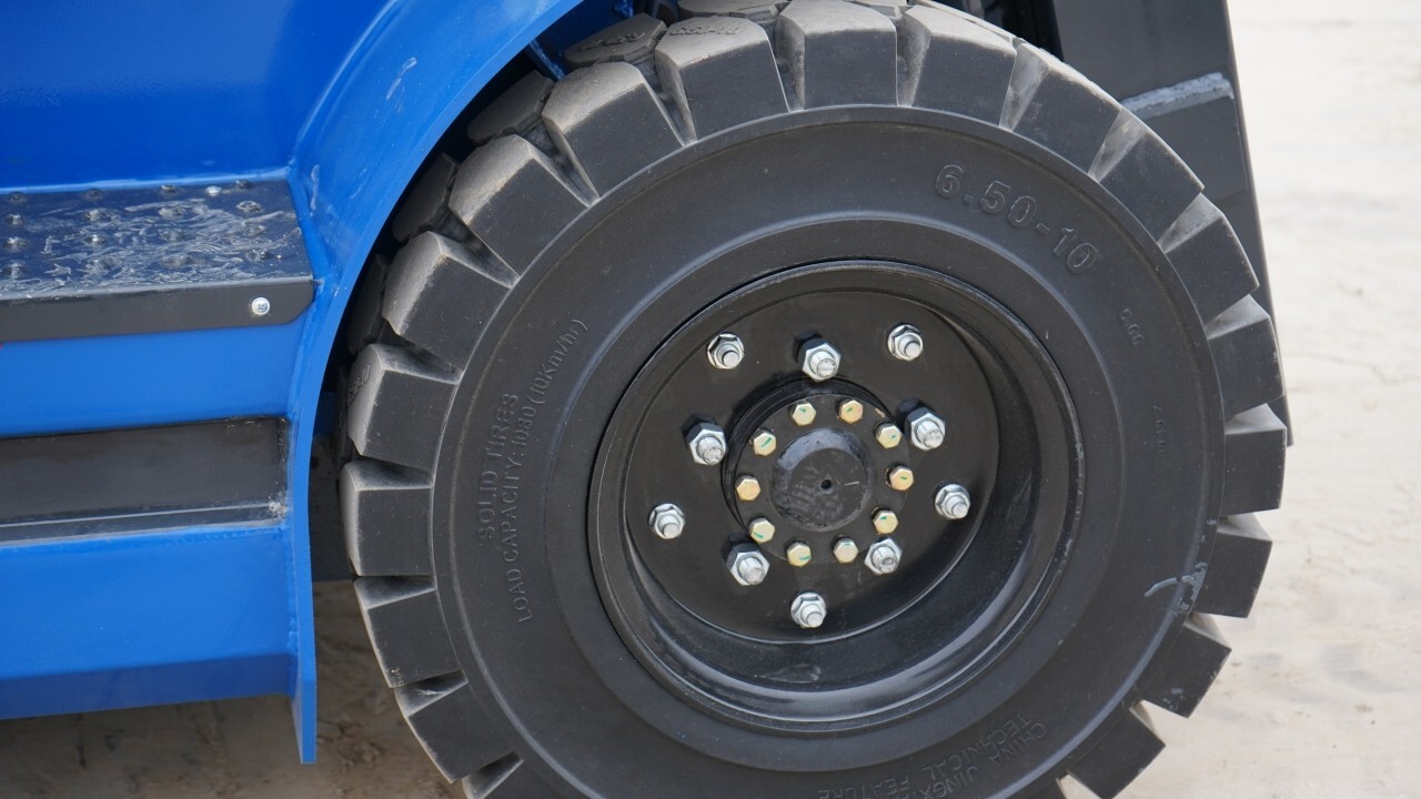 New 1.5 Ton Rated Capacity TYPHON Electric Forklift Lifter w Side Shift, 3 Stage