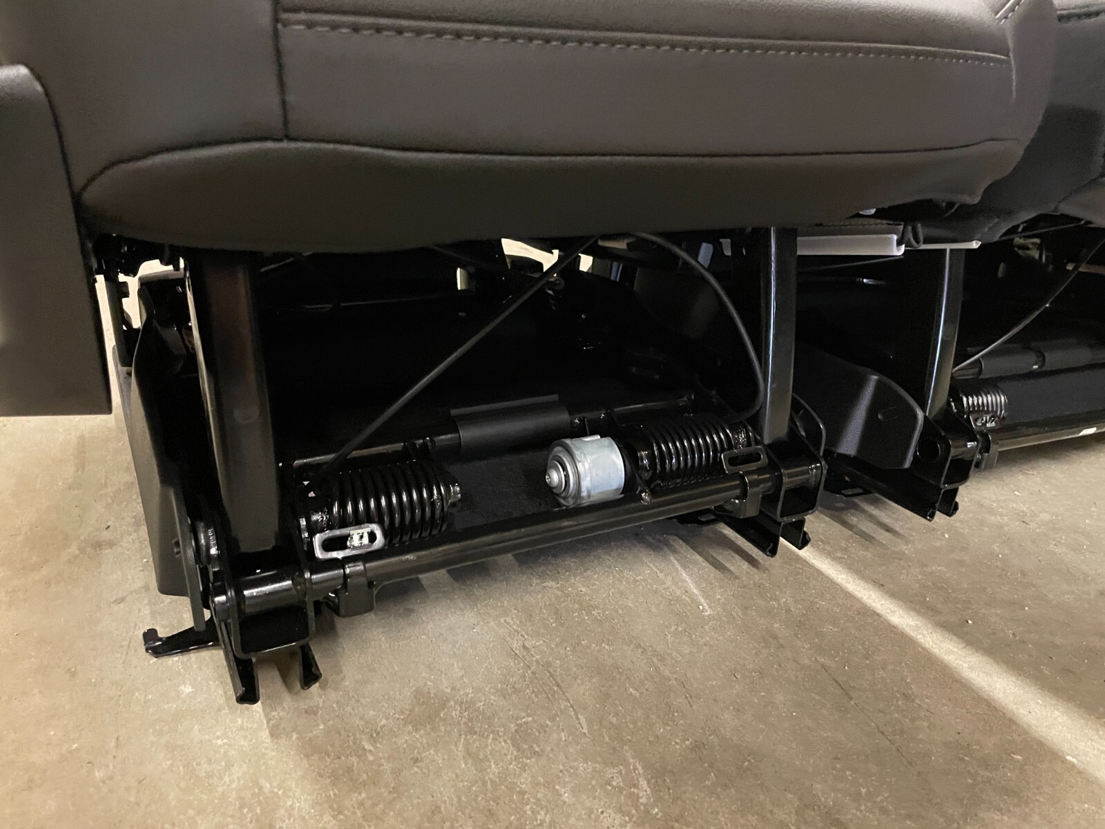 21-25 TAHOE YUKON ESCALADE SUBURBAN LEATHER 2ND ROW SEAT EBONY (JET BLACK) OEM