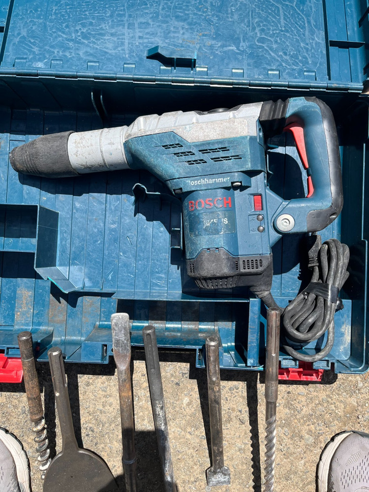 Bosch hammer drill corded with 6 bits