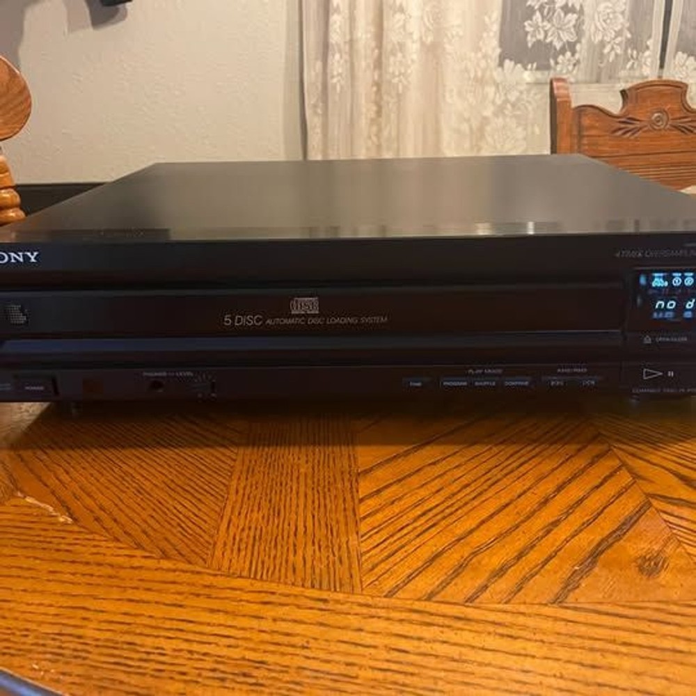 Sony CDP-C500 5-disc compact disc player changer.
