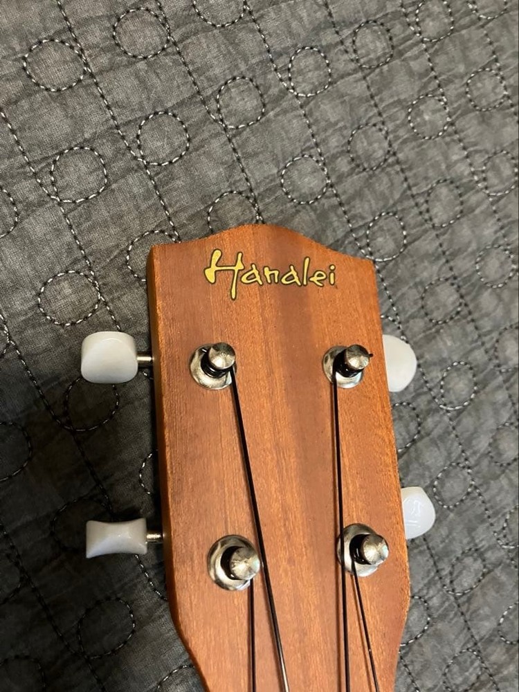 Hanalei HUK-80C Ukulele with case