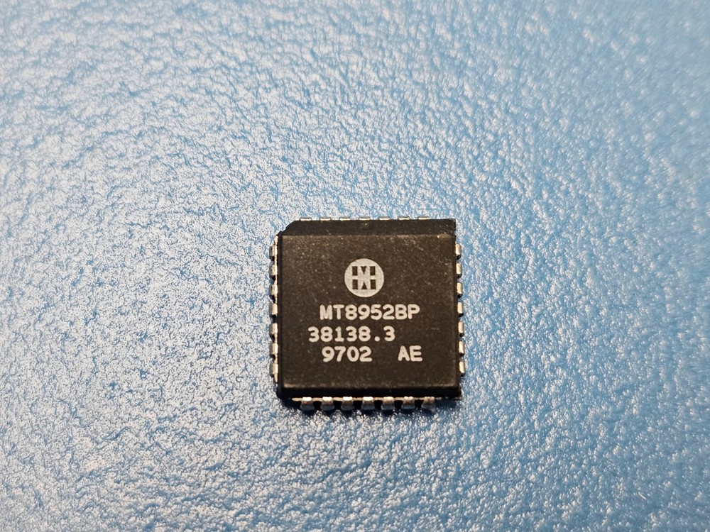 (2PC) MT8952BP Mitel Multi Protocol Controller, CMOS, PLCC28