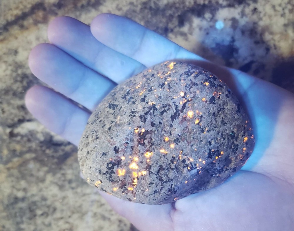 Yooperlite 10.39oz FLUORESCENT SODALITE