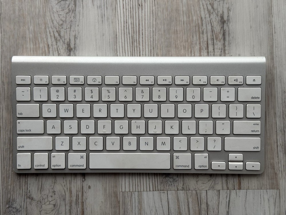 Apple Magic KeyboardWireless Bluetooth ModelA1314