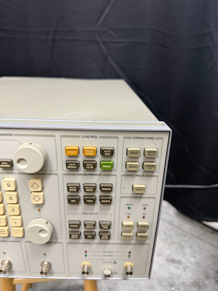 HP 3562A Dynamic Signal Analyzer Powers On Passes Self Tests See Notes