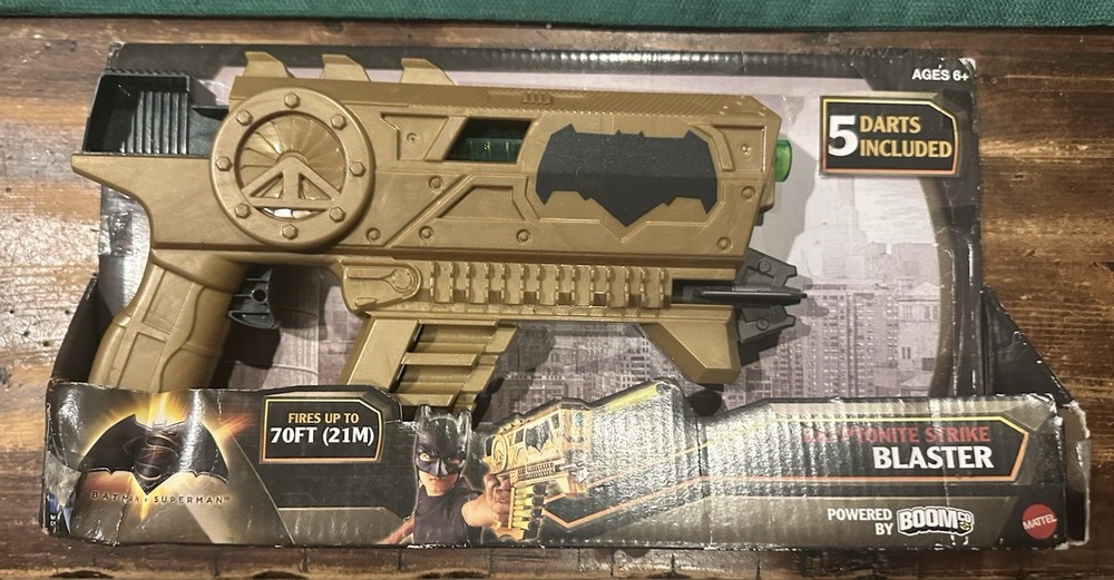 Kryptonite Strike Blaster BATMAN VS SUPERMAN Dart Gun (missing darts)