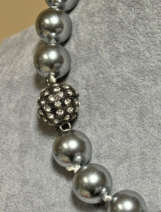Silver Tone Lucite Bead With Magnet Closure Necklace