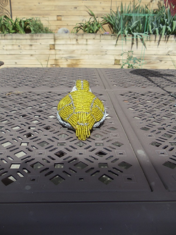 Beaded bird: Yellow nesting bird