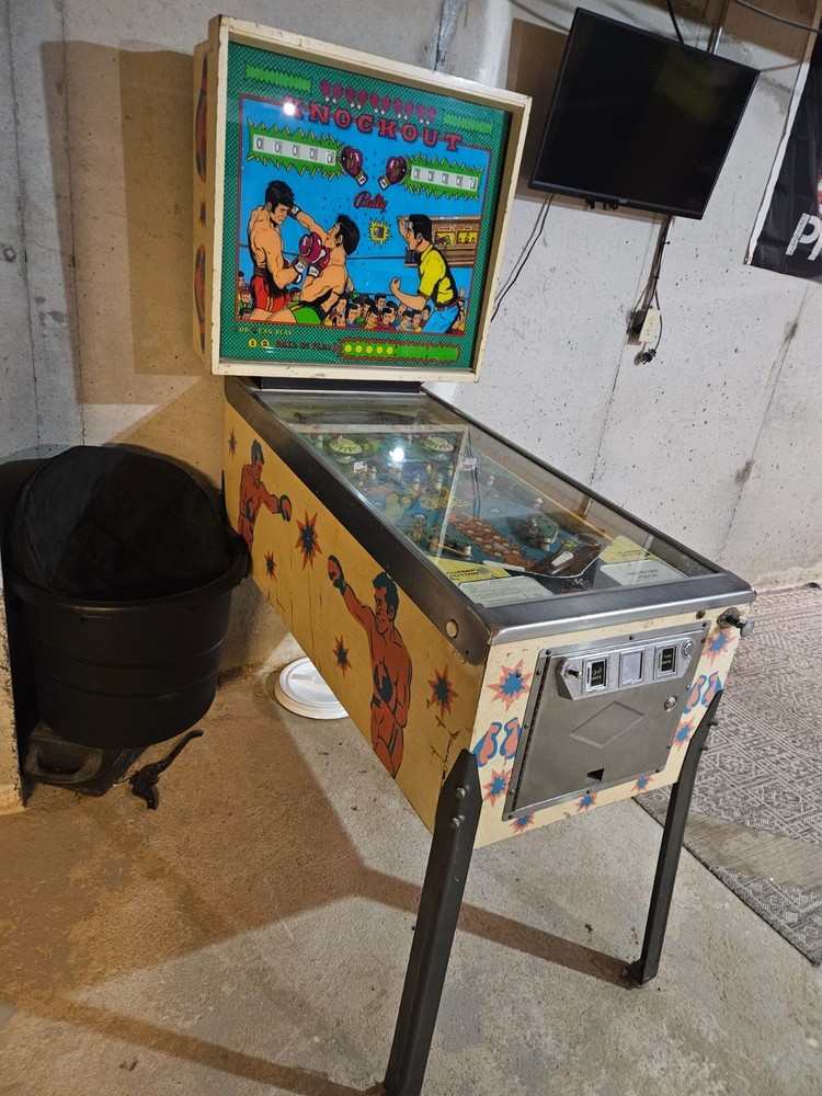 1975 Bally Knockout Pinball Machine- Plays, Needs Some Work