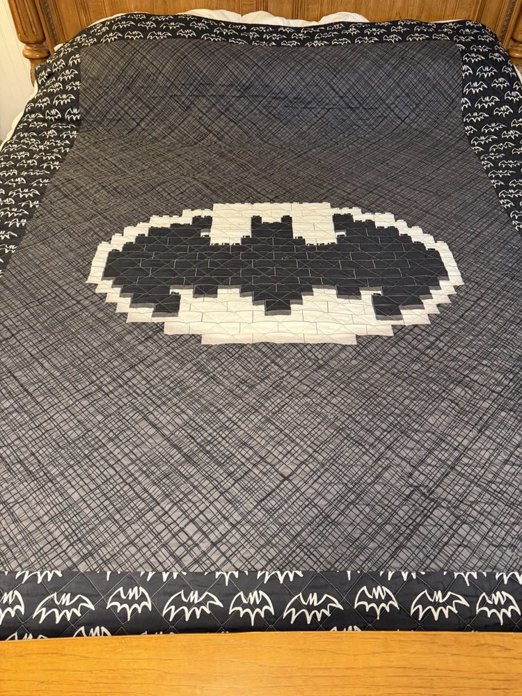 Batman Classic Bat Shield Logo Pattern Silky Touch Super Soft Full Bed Comforter
