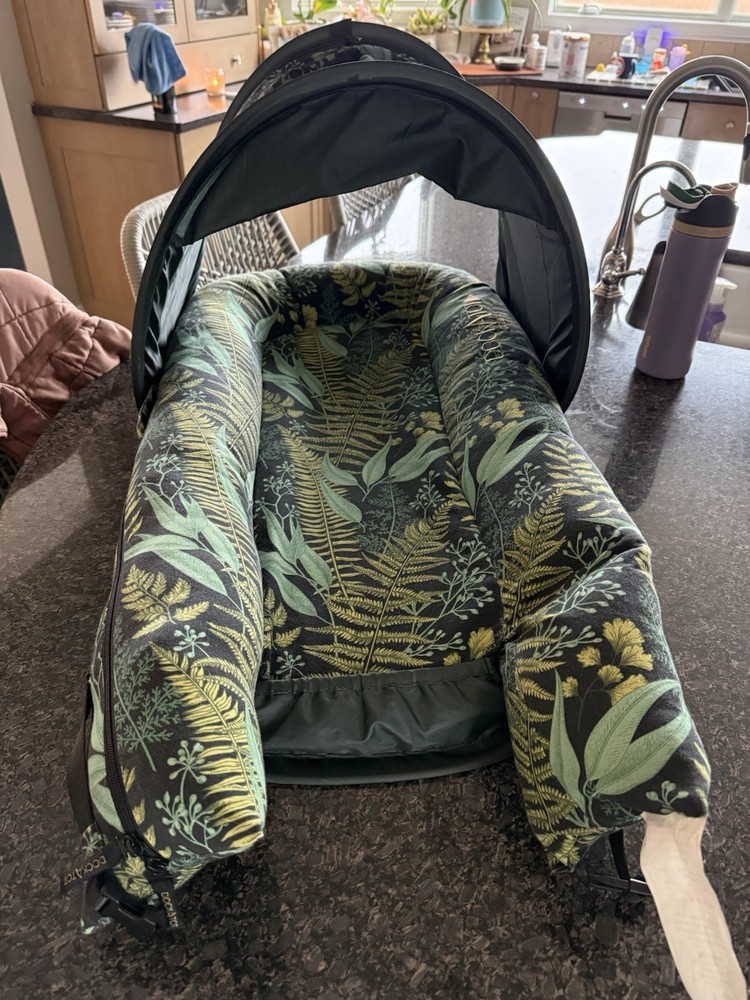 Tropical Dockatot with Collapsible Canopy! Great Condition