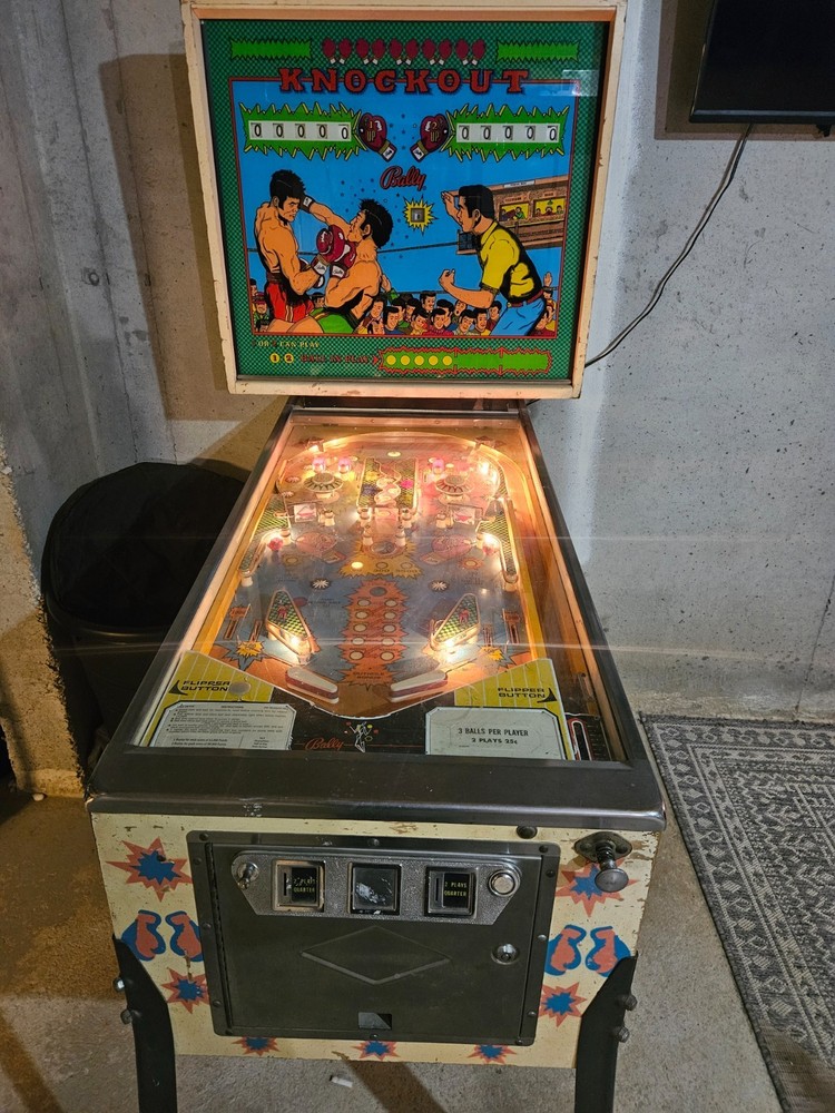 1975 Bally Knockout Pinball Machine- Plays, Needs Some Work