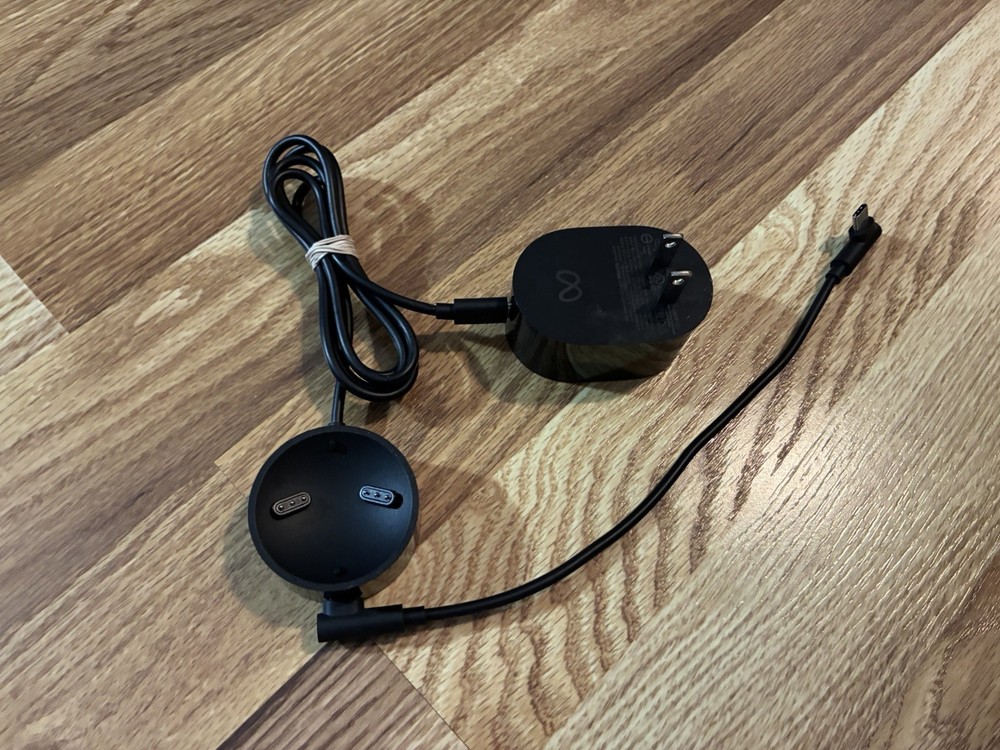 Meta Quest Pro Compact Controller Charging Dock - Free Shipping