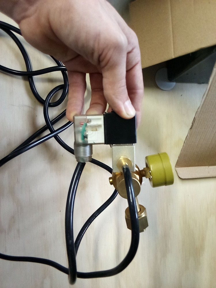 co2 regulator with solenoid