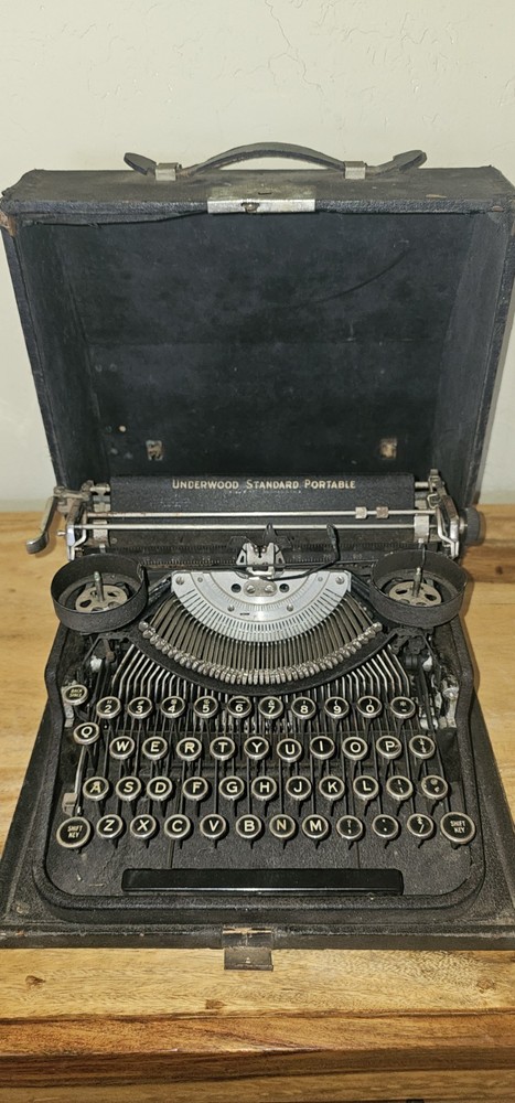UNDERWOOD Portable Typewriter w/Case