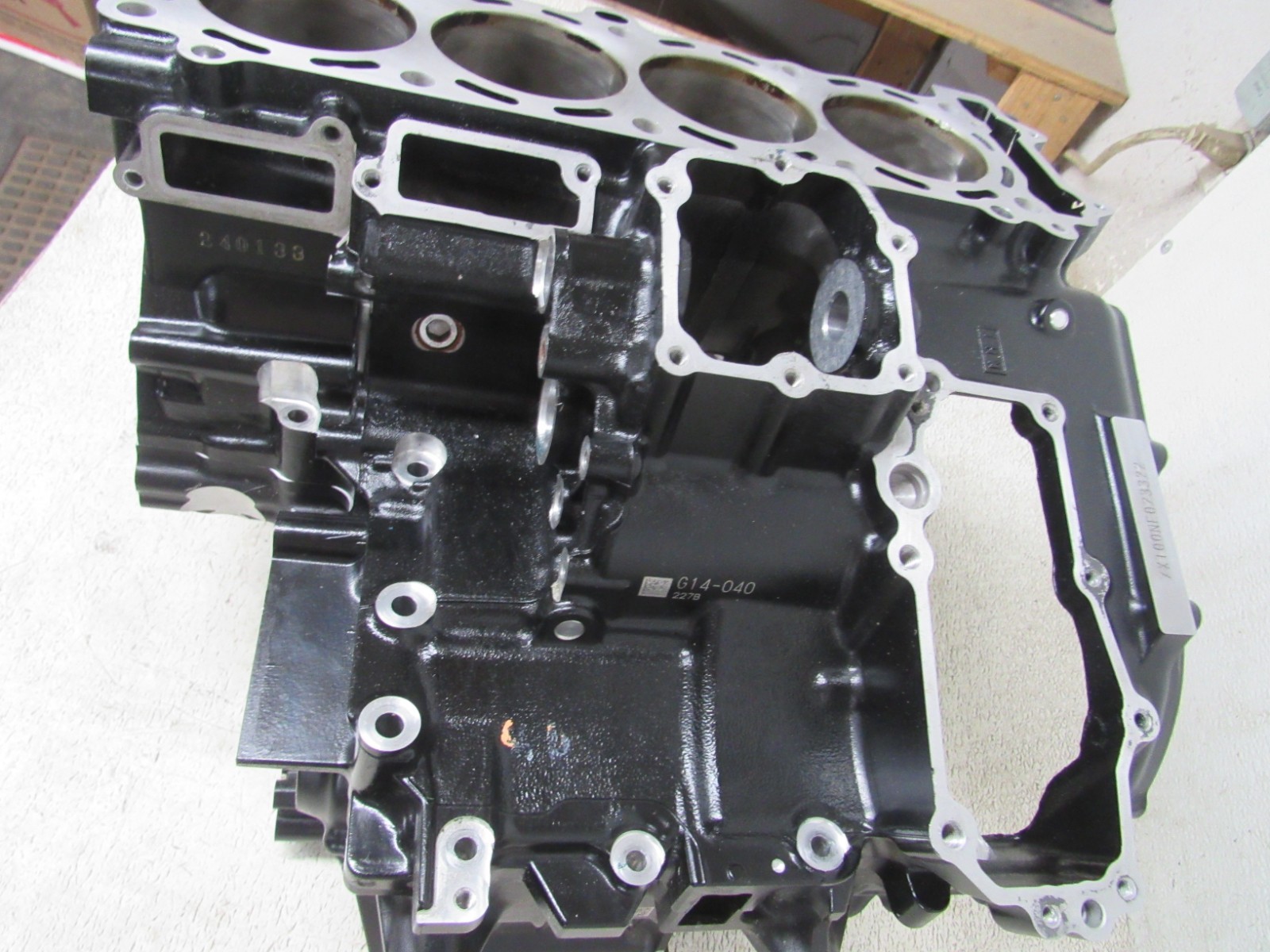 KAWASAKI NINJA ZH2 H2 ZR1000 ENGINE CASES CRANK CASE STOCK OEM #GZ27