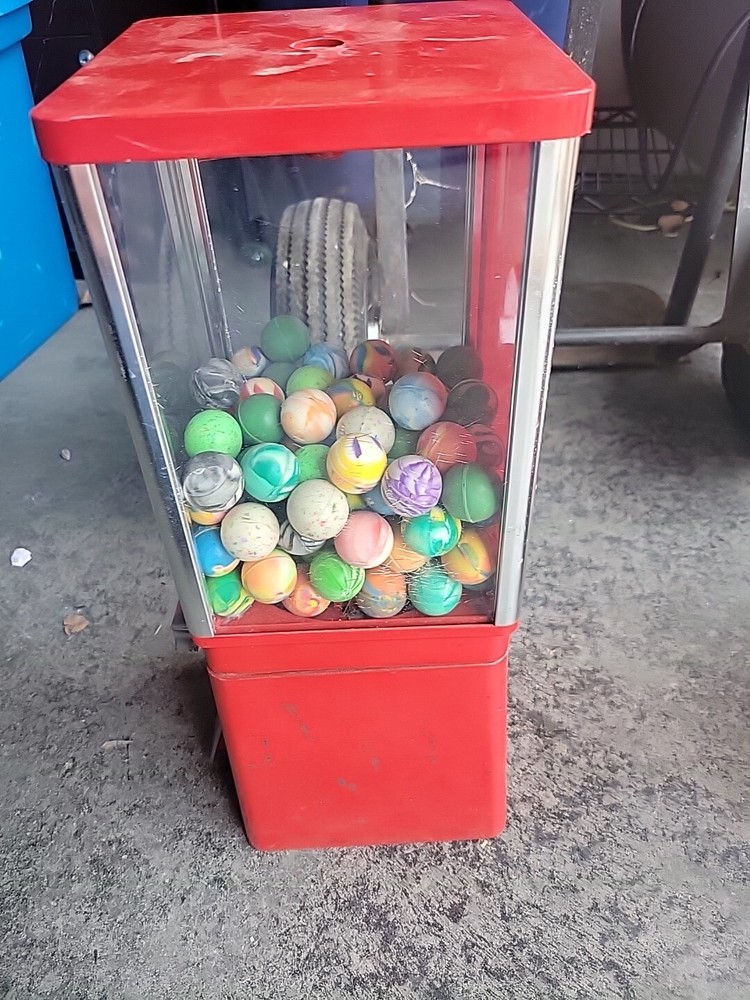 Vintage Gumball Machine. Working