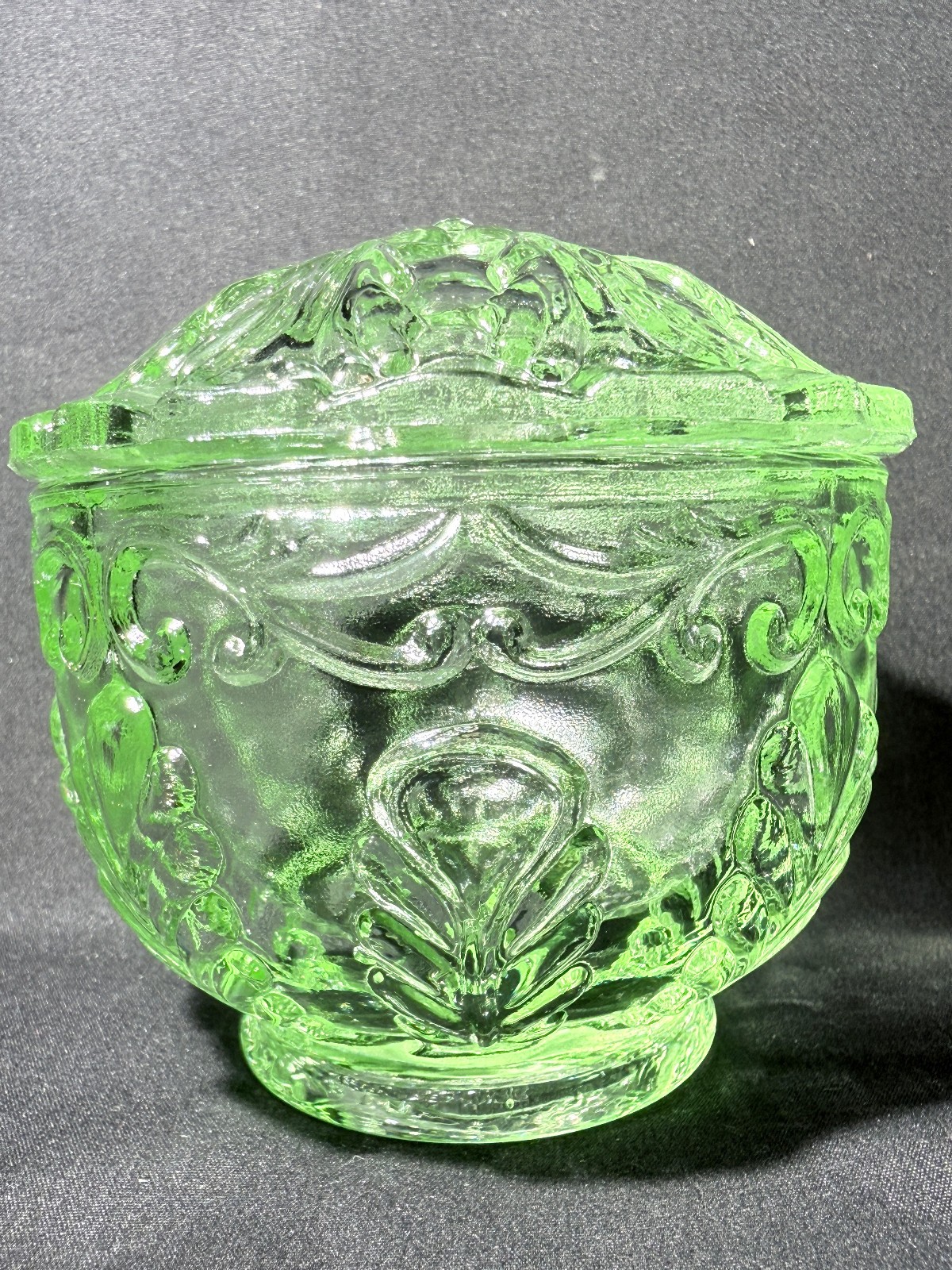 Green Vaseline Uranium glass covered candy dish coffee sugar jar bowl / selenium
