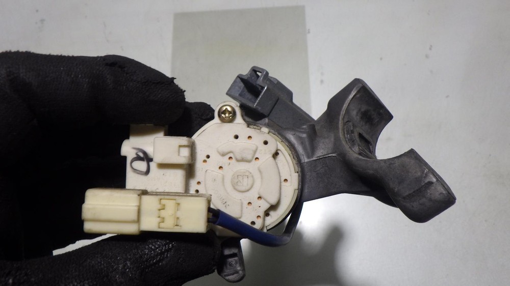 03 TOYOTA COROLLA Ignition W/Key