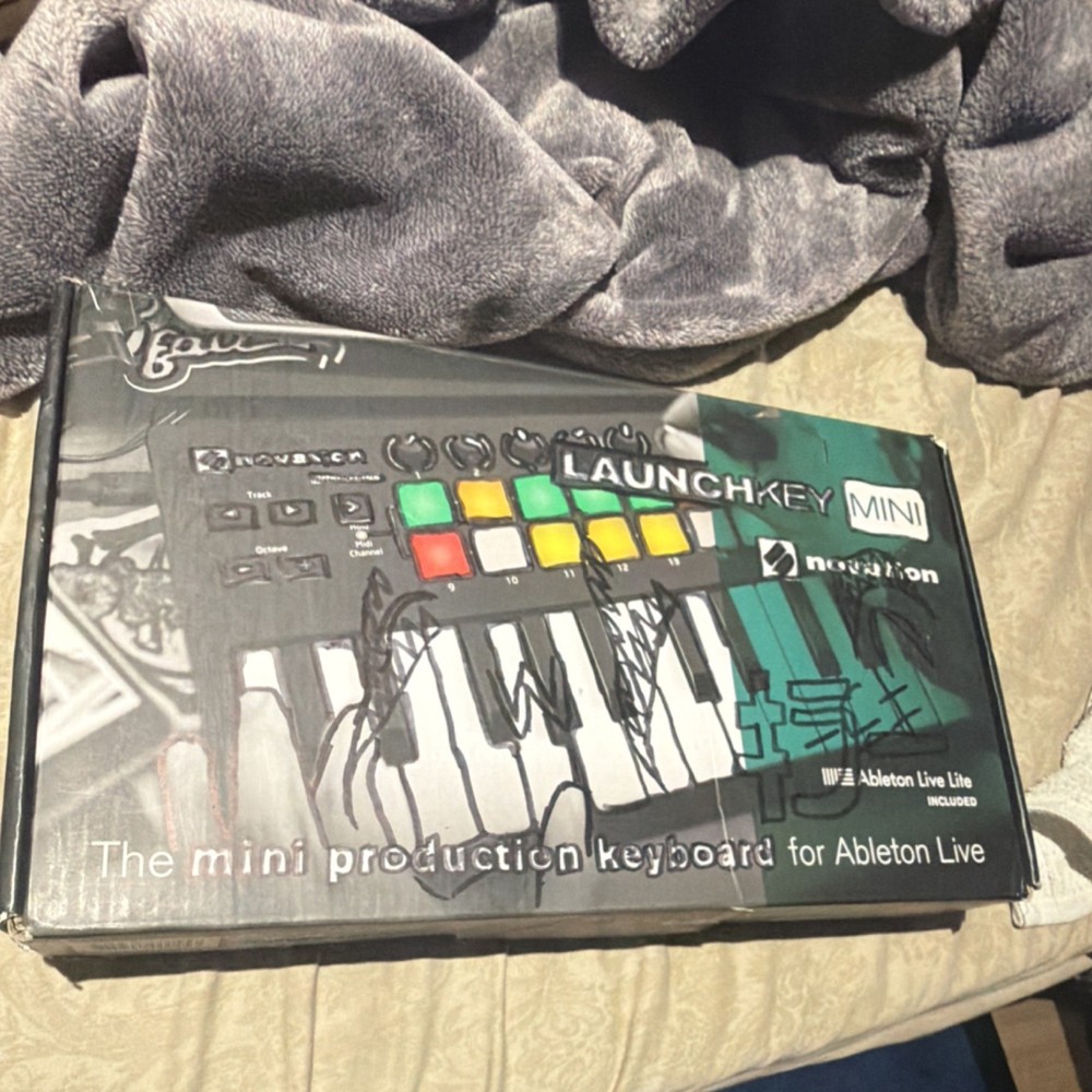 Novation Launchkey Mini MK2 25-Key USB MIDI Keyboard Controller Pad Triggers